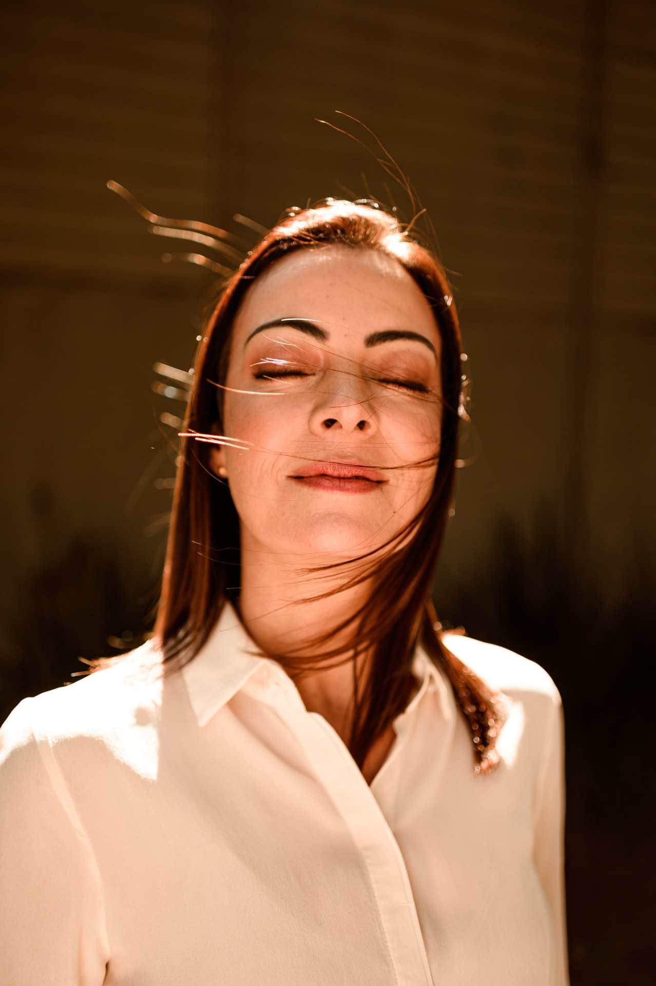 Michelle Jacques de olhos fechados, cabelos ao vento
