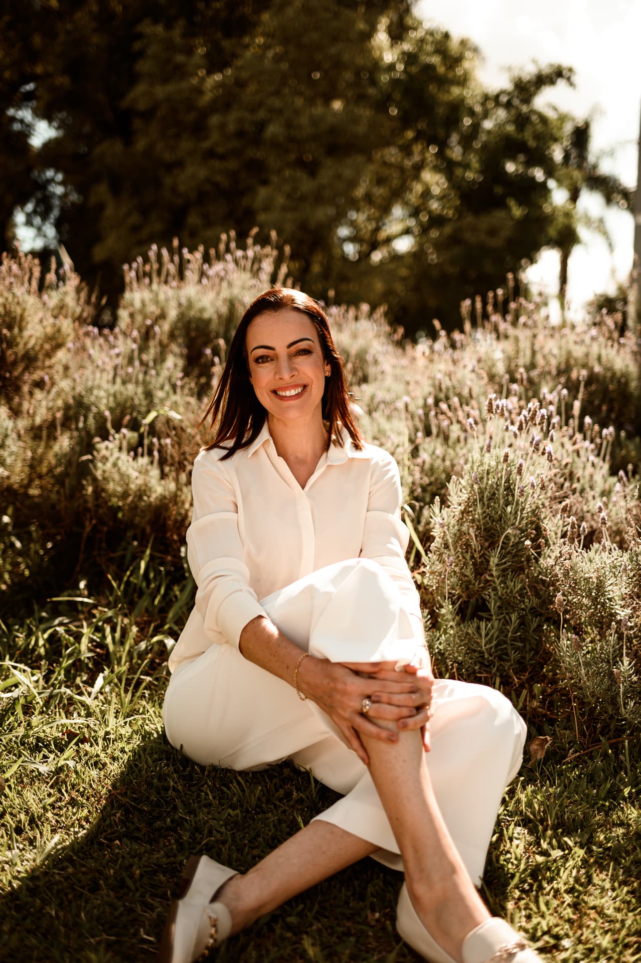Michelle Jacques sentada em um campo de lavanda