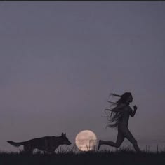 Silhueta de mulher correndo com lobo sob a lua